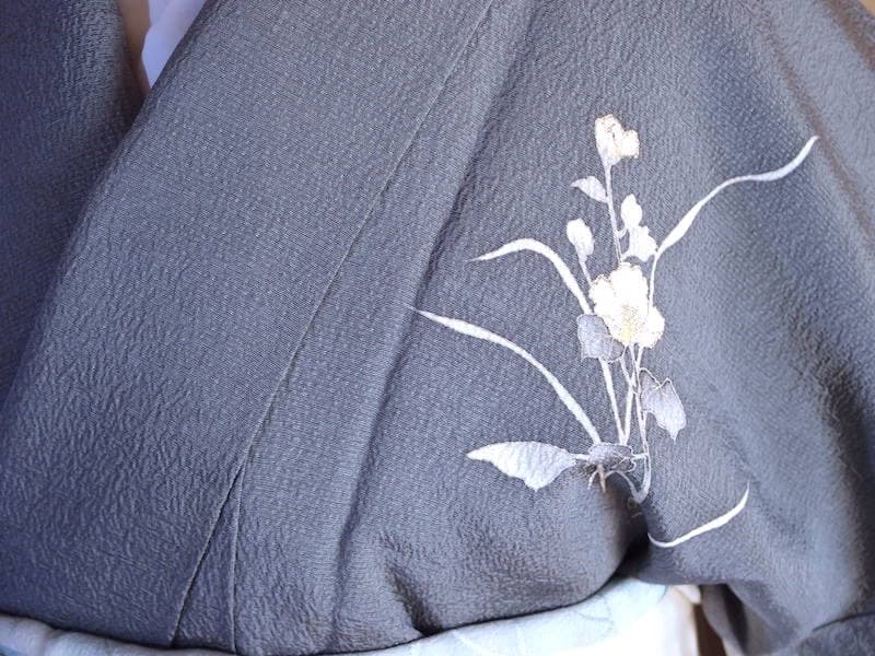 未使用　やまと謹製　付下げ（白花文）裄66,5　落款入　背紋なし　正絹美品