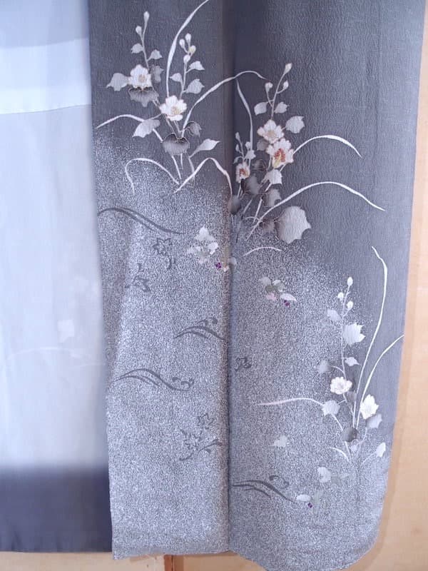 未使用　やまと謹製　付下げ（白花文）裄66,5　落款入　背紋なし　正絹美品