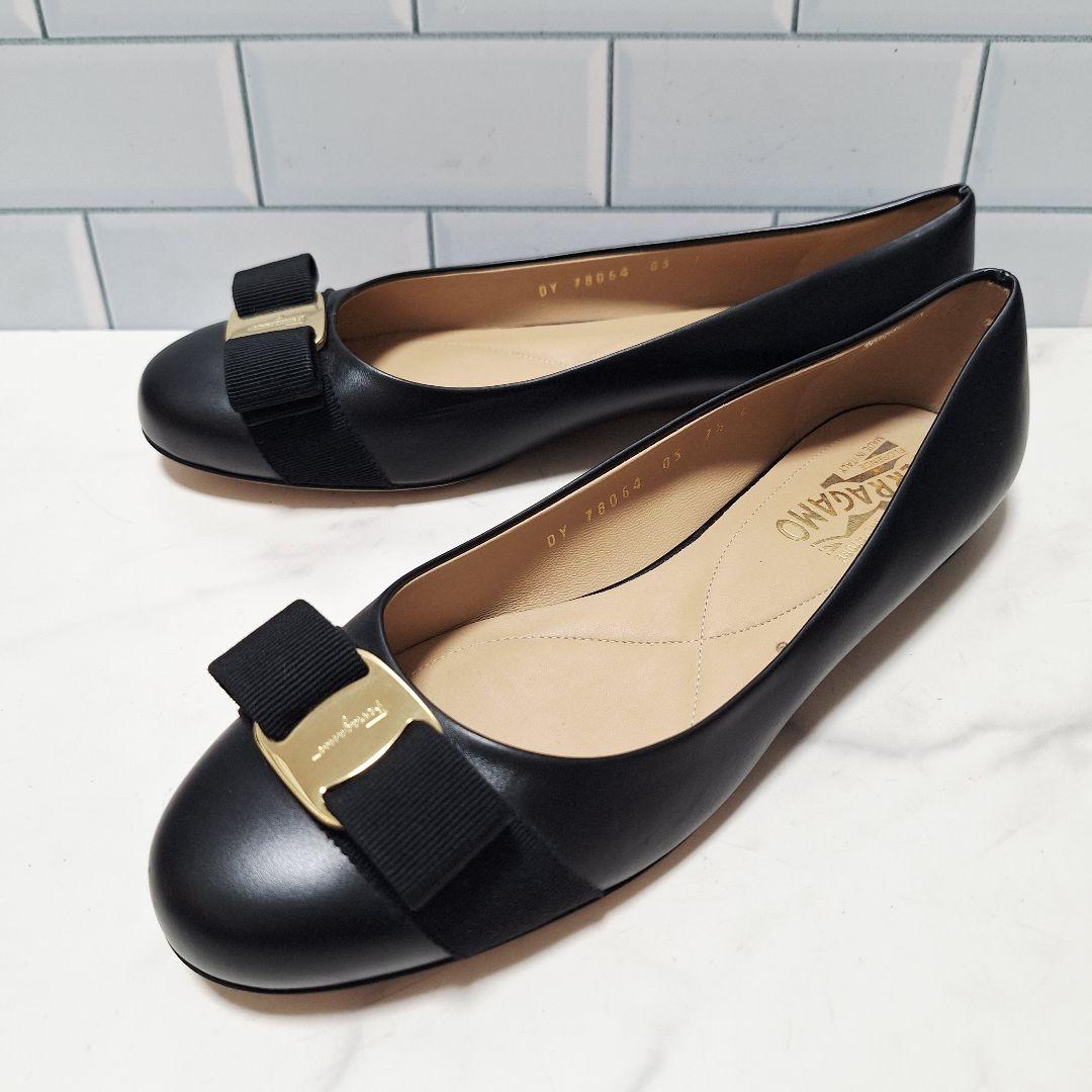 美品✨ フェラガモ ヴァリナ 25 ヴァラリボン フラットシューズ レザー 黒