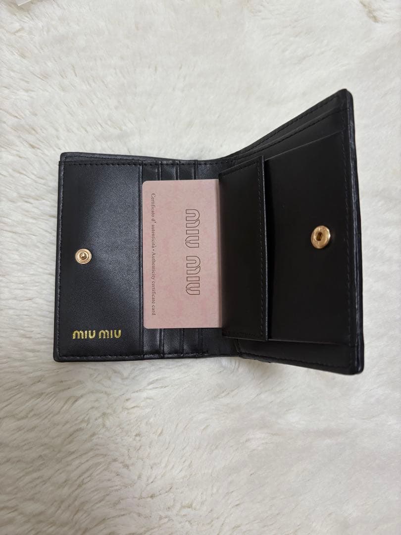 ミュウミュウ 二つ折り財布 黒い財布