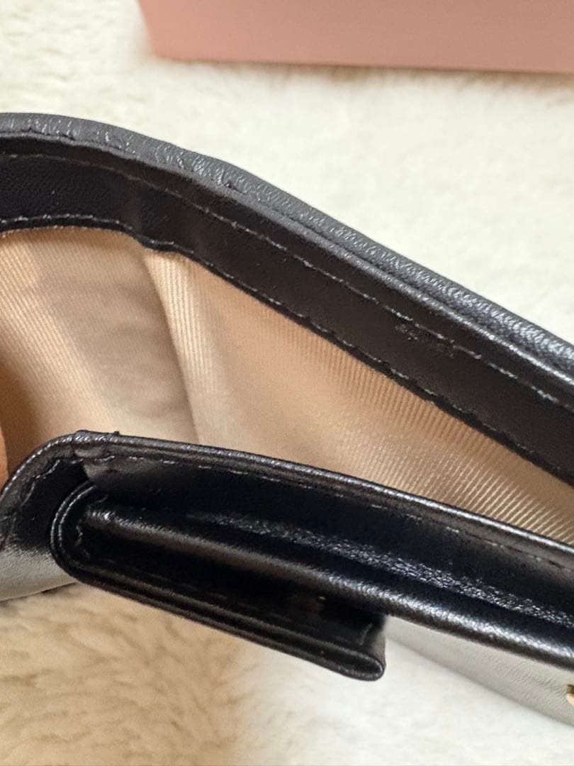 ミュウミュウ 二つ折り財布 黒い財布