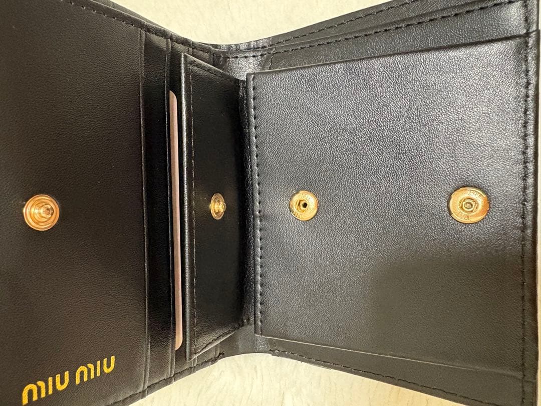 ミュウミュウ 二つ折り財布 黒い財布