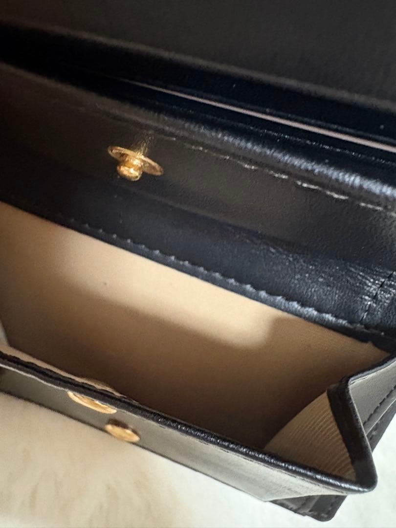 ミュウミュウ 二つ折り財布 黒い財布