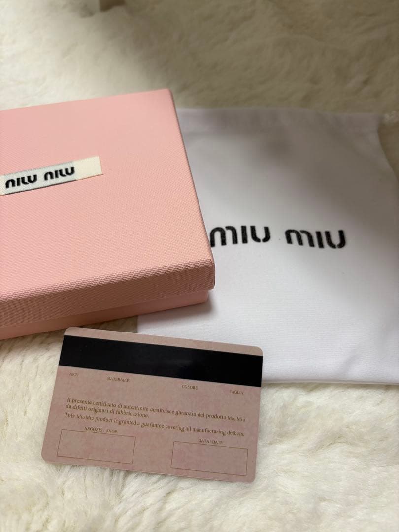 ミュウミュウ 二つ折り財布 黒い財布