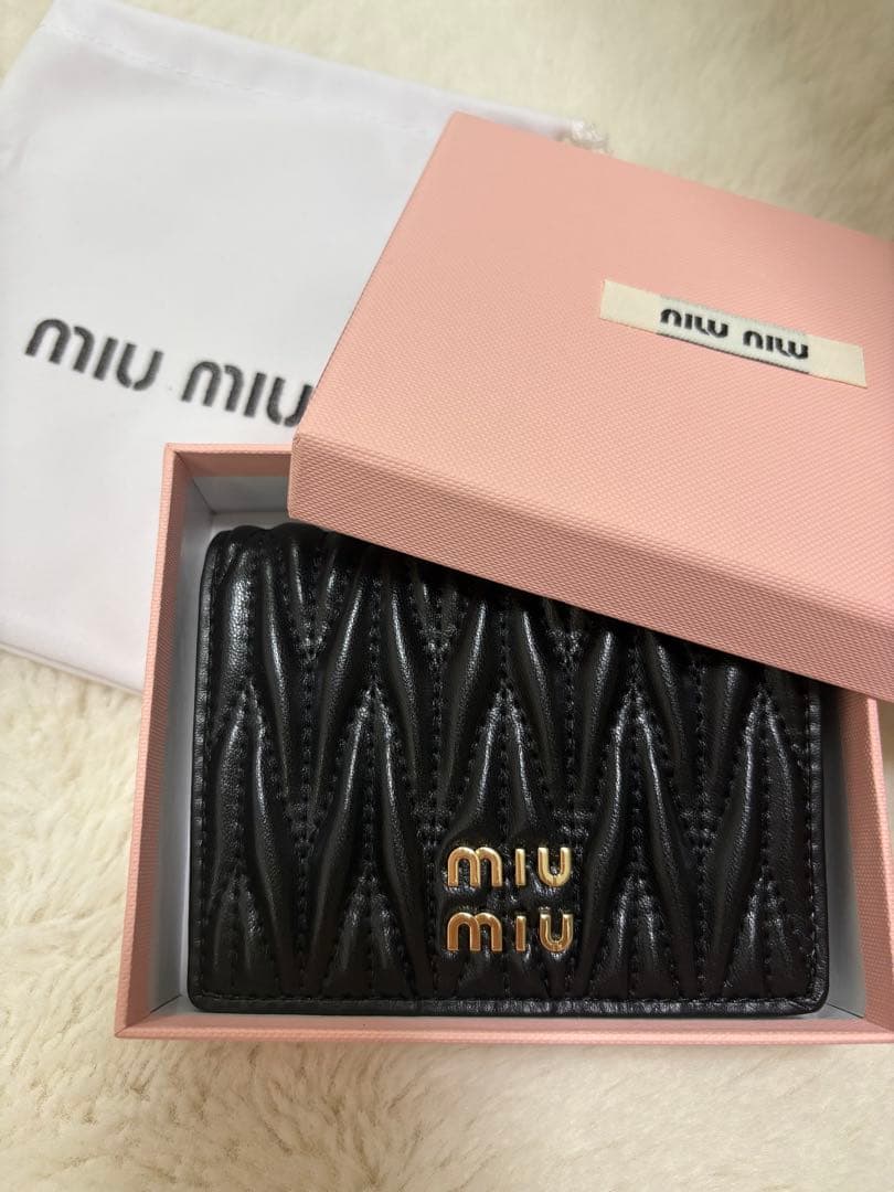 ミュウミュウ 二つ折り財布 黒い財布