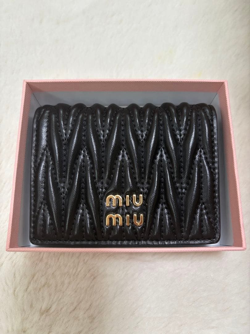 ミュウミュウ 二つ折り財布 黒い財布