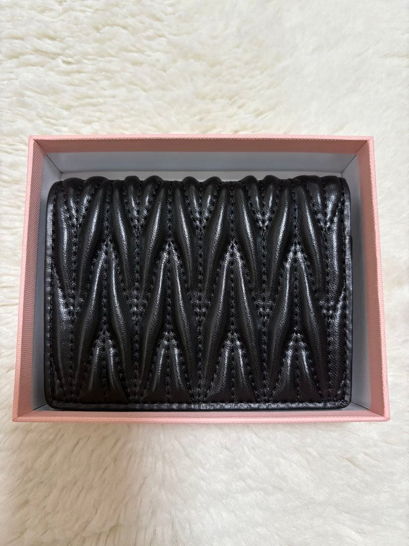 ミュウミュウ 二つ折り財布 黒い財布
