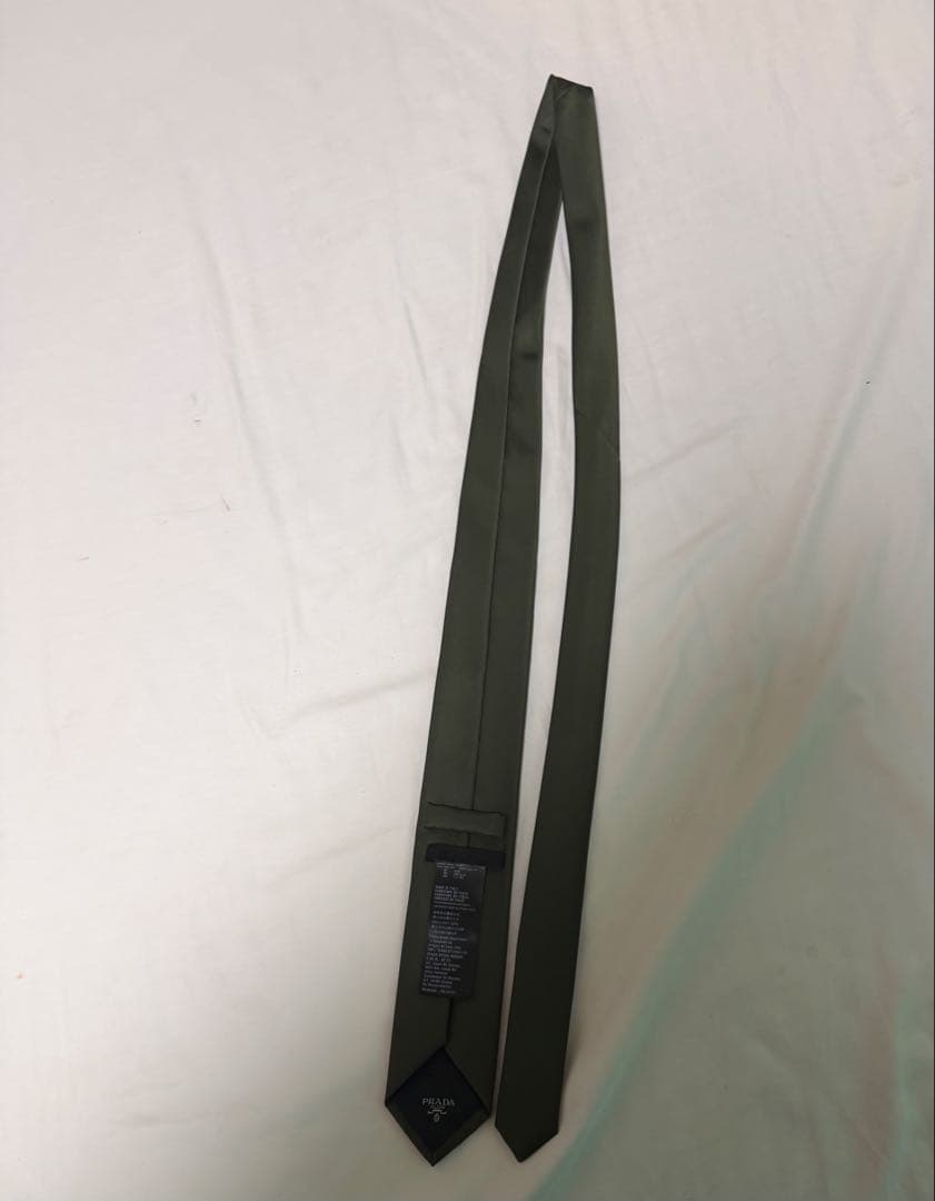 PRADA 3度使用の美品！ オリーブグリーン ネクタイ！