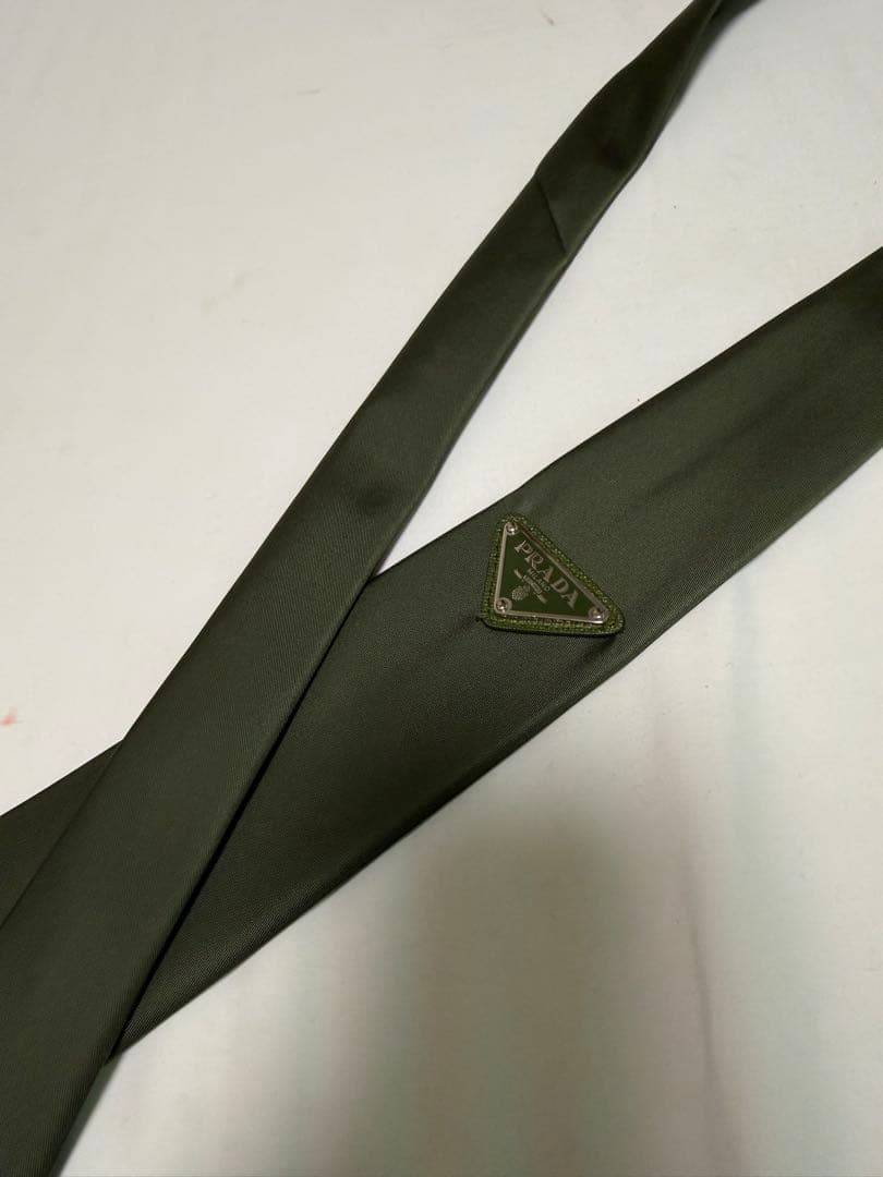 PRADA 3度使用の美品！ オリーブグリーン ネクタイ！