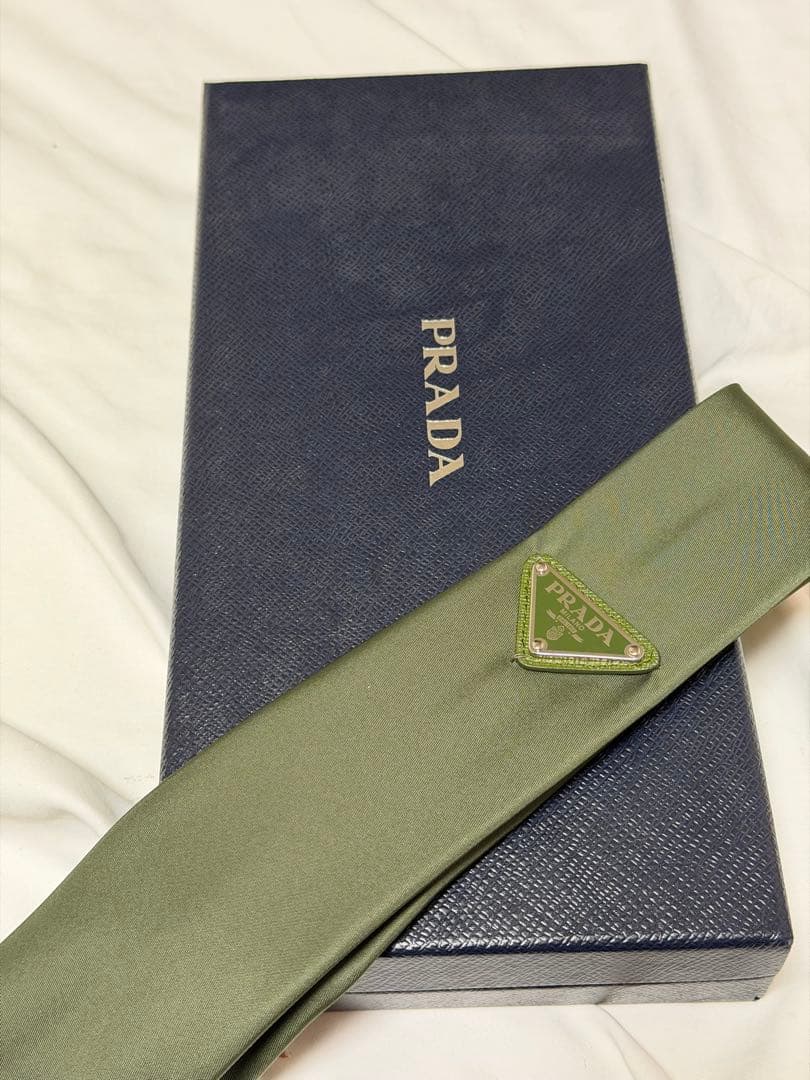 PRADA 3度使用の美品！ オリーブグリーン ネクタイ！