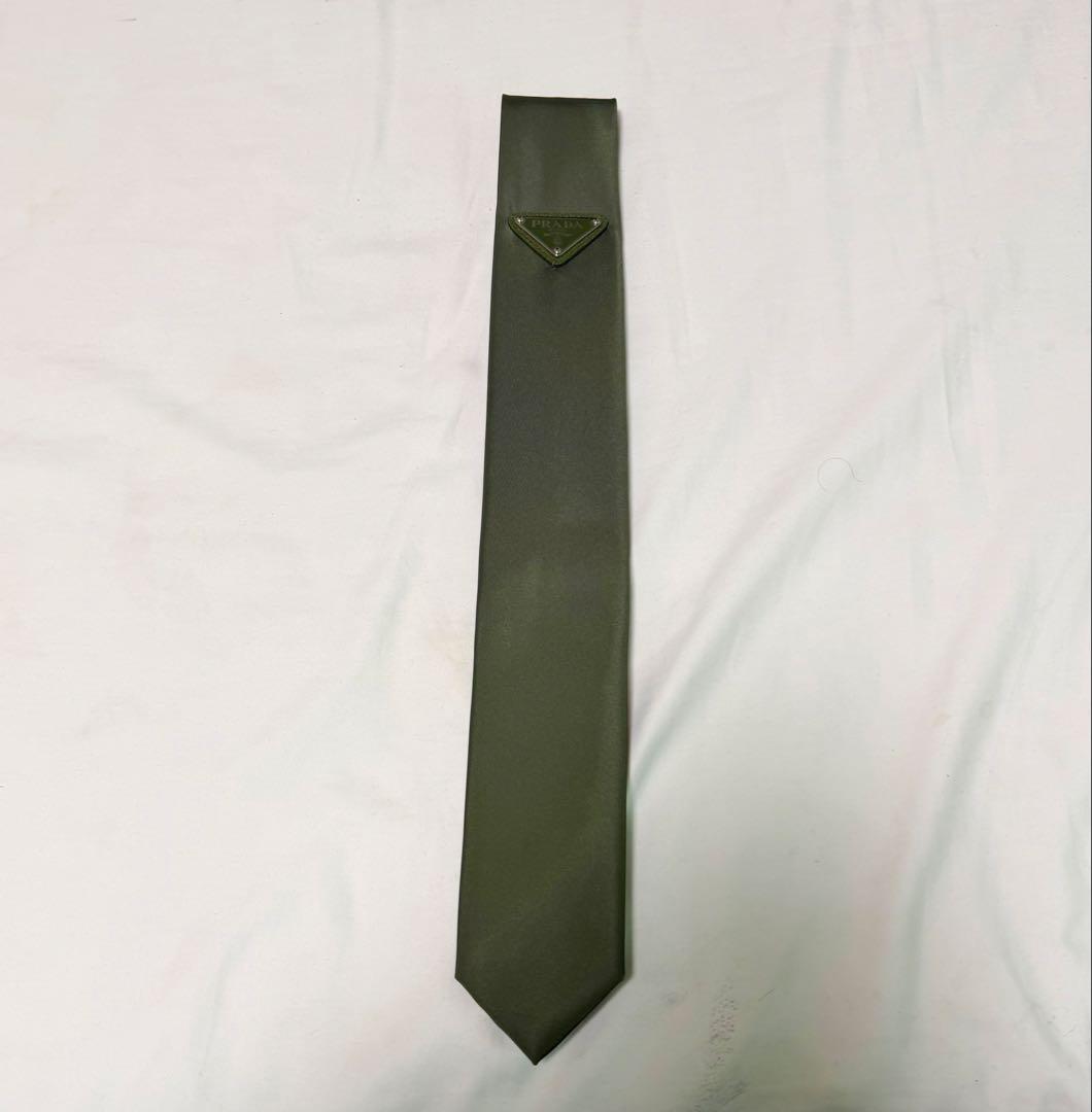 PRADA 3度使用の美品！ オリーブグリーン ネクタイ！