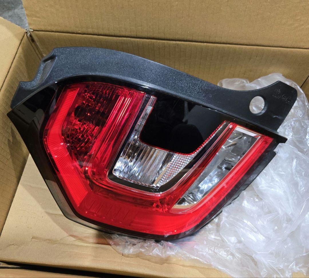 ルノー トゥインゴ AHH4B 左テールランプ