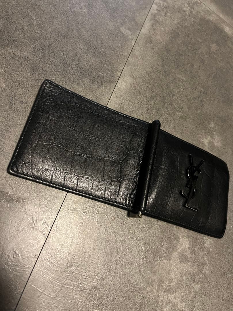 カサンドラ・サンローラン ビルクリップ ウォレット（クロコダイルエンボスレザー）