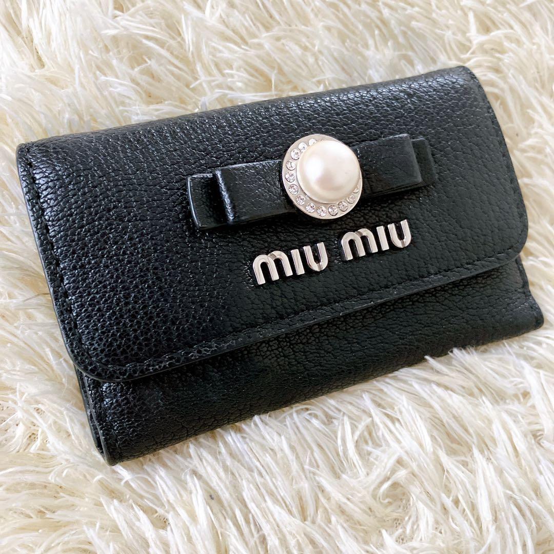 良品✨ 22春夏モデル✨ミュウミュウ キーケース　パール リボンレザー 黒