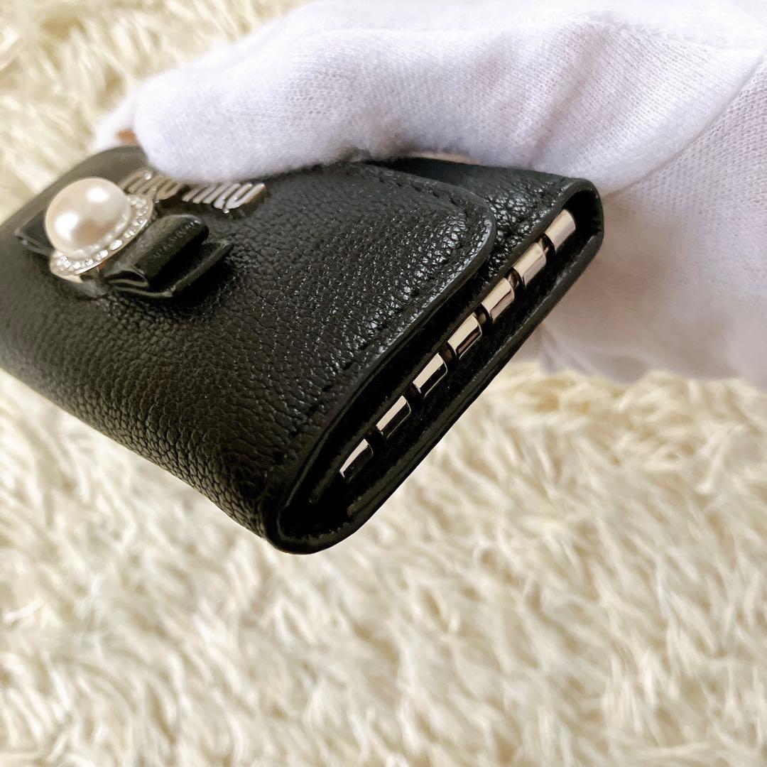 良品✨ 22春夏モデル✨ミュウミュウ キーケース　パール リボンレザー 黒