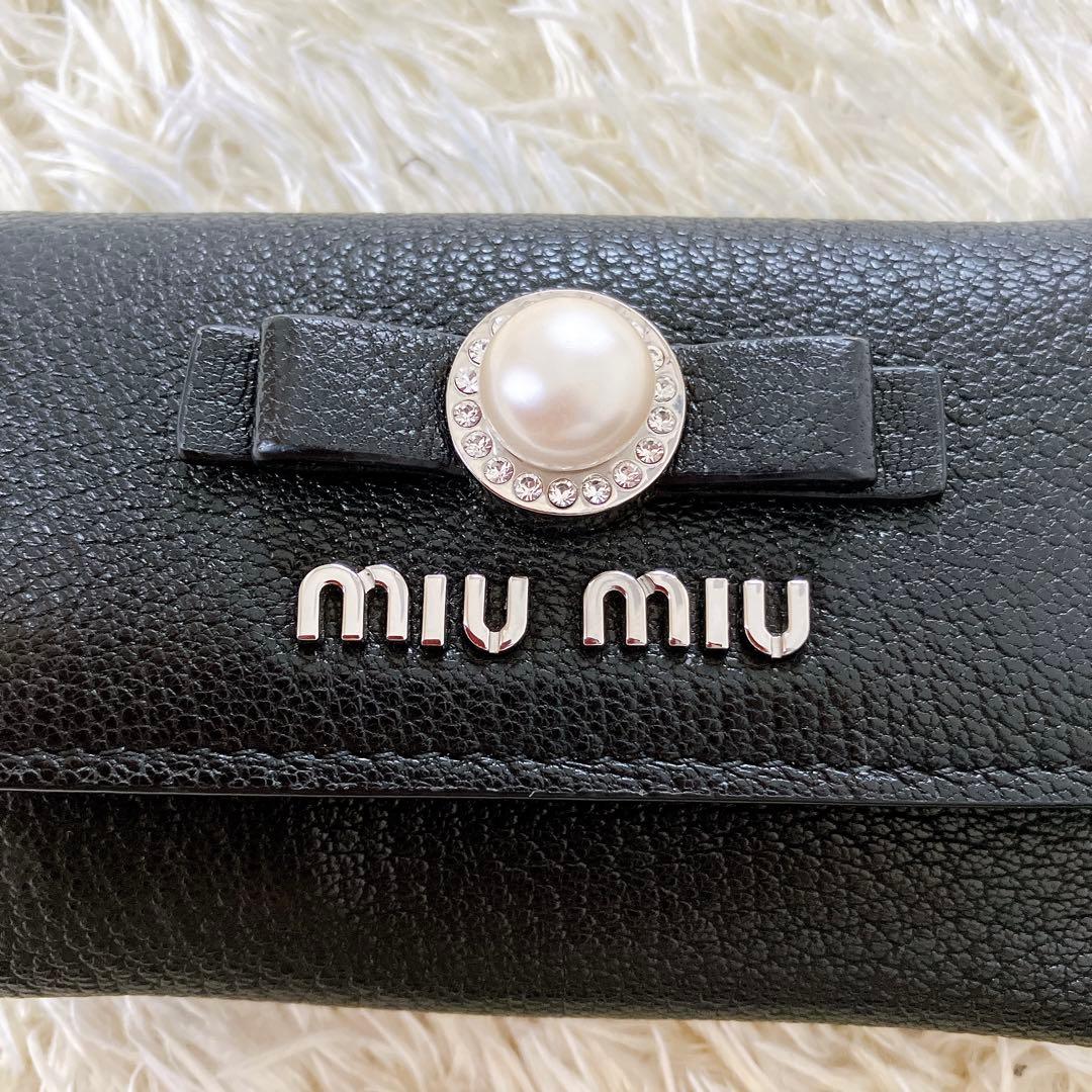良品✨ 22春夏モデル✨ミュウミュウ キーケース　パール リボンレザー 黒