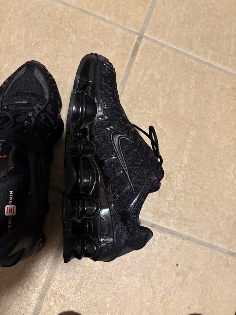 Nike Shox ブラック メンズ スニーカー