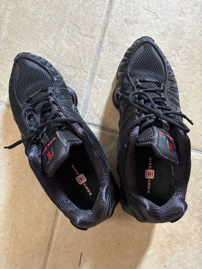 Nike Shox ブラック メンズ スニーカー