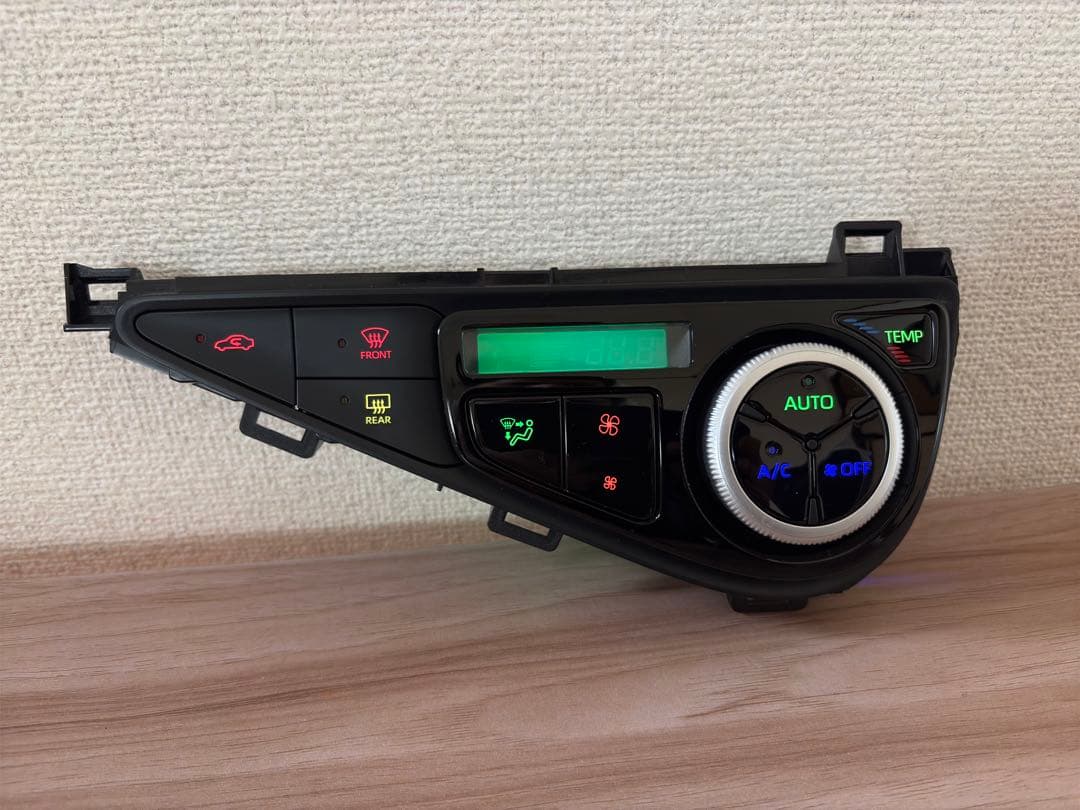 NHP10 アクア 後期　エアコンパネル レインボーカラ打ち替え完成品 。