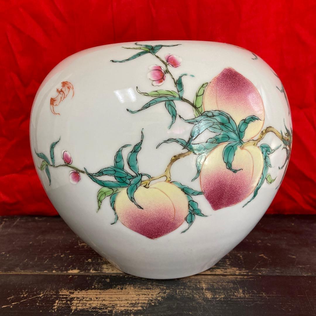 中国　色絵　粉彩　壺　九桃蝙蝠図　大清雍正年製銘