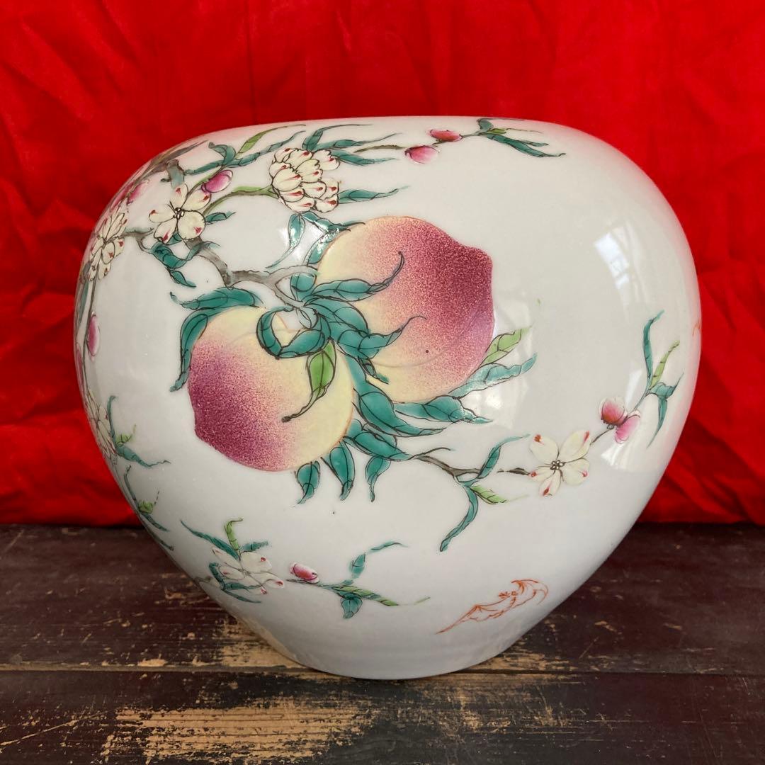 中国　色絵　粉彩　壺　九桃蝙蝠図　大清雍正年製銘