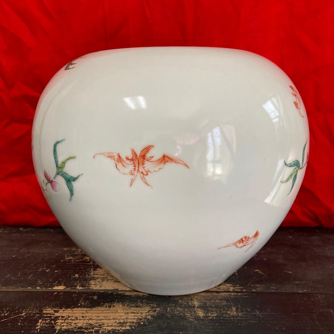 中国　色絵　粉彩　壺　九桃蝙蝠図　大清雍正年製銘