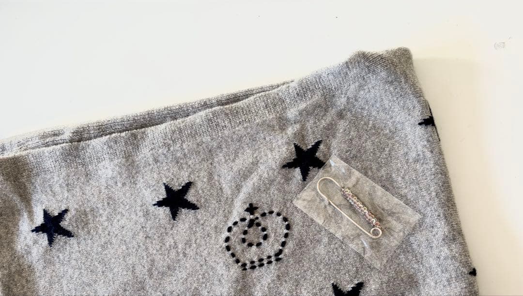 クイーンアンドベル　スター柄　カシミアニットポンチョ