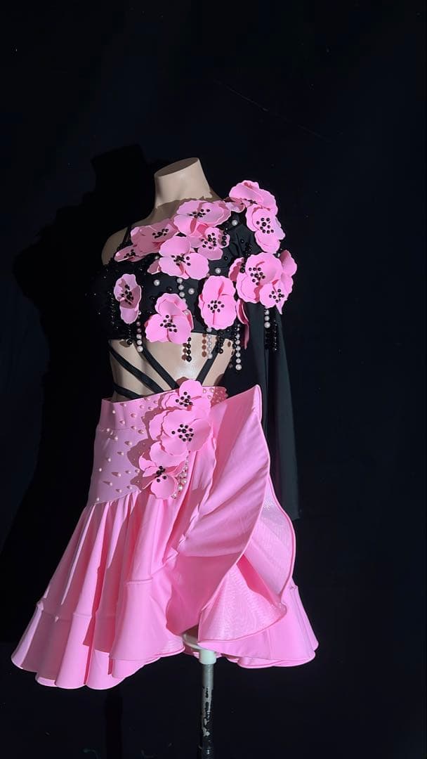 社交ダンス衣装 ピンクと黒 フラワー装飾