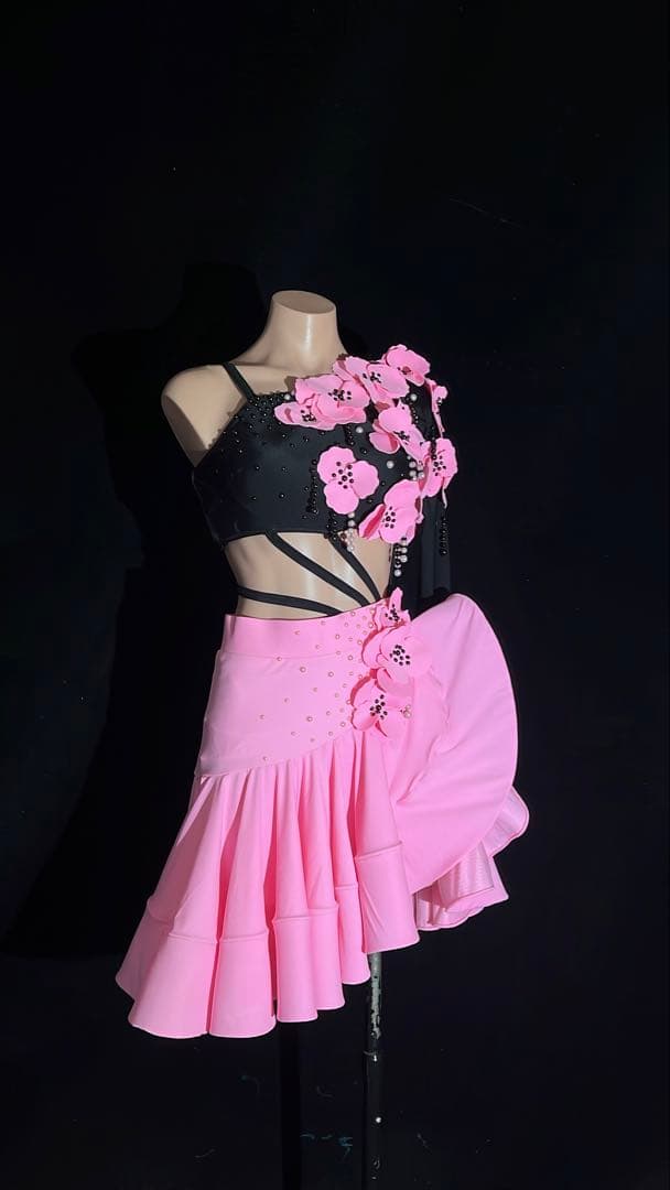 社交ダンス衣装 ピンクと黒 フラワー装飾