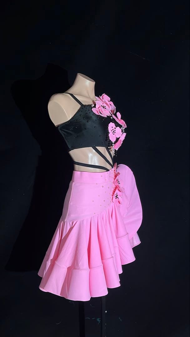 社交ダンス衣装 ピンクと黒 フラワー装飾