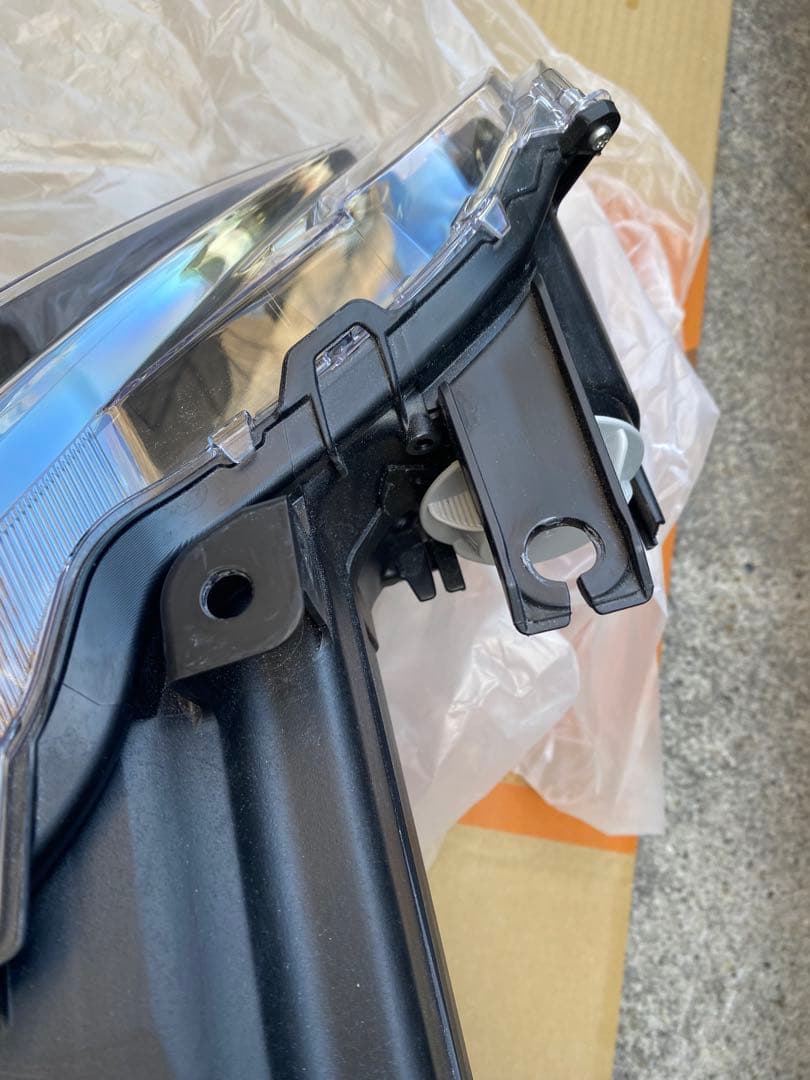 ヤリスクロス　左ヘッドライト