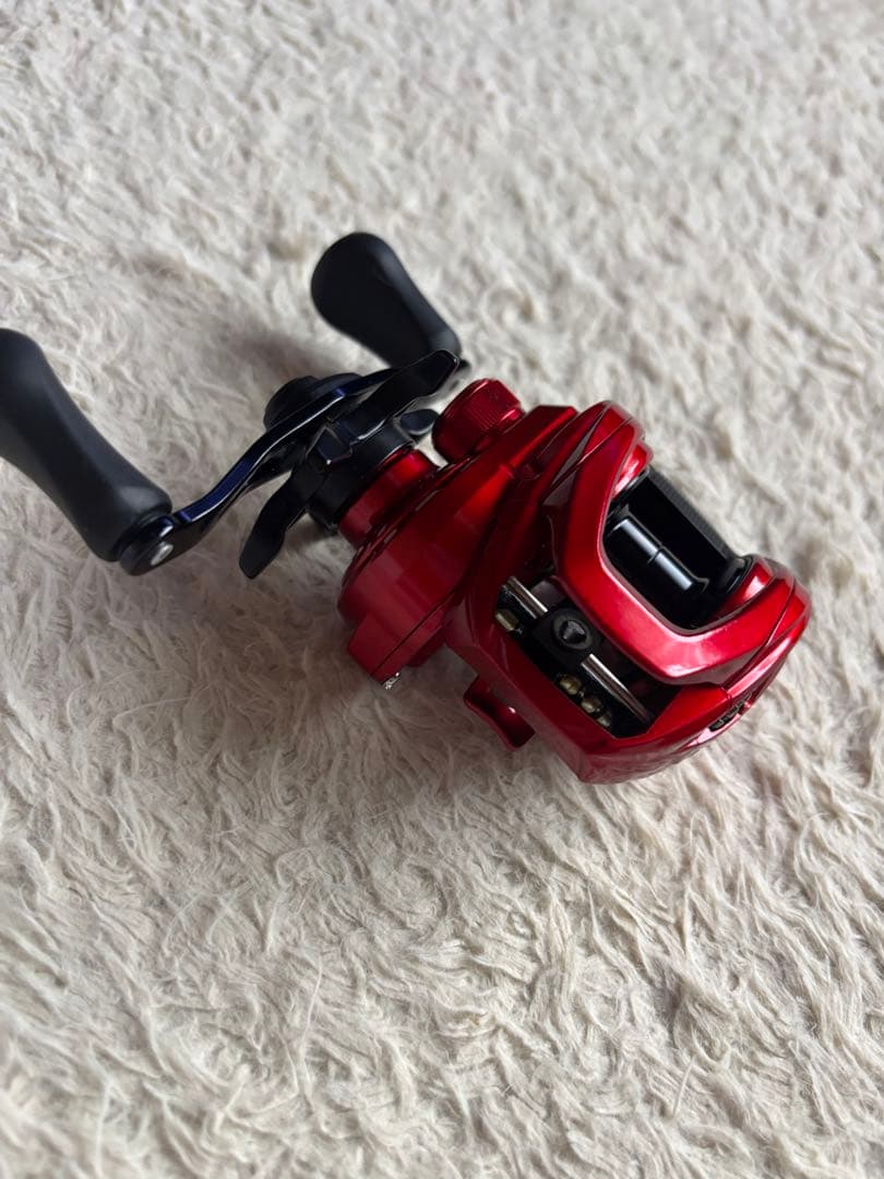 赤いベイトキャスティングリール