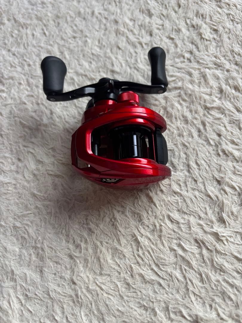 赤いベイトキャスティングリール