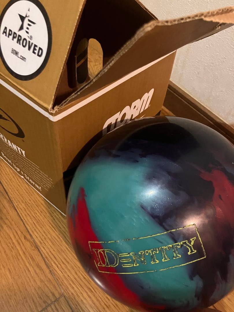 け*ん様 【中古】値下げしました。ボウリングボール アイデンティティ　15ポンド
