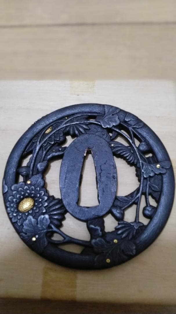 鐔　菊花透かし