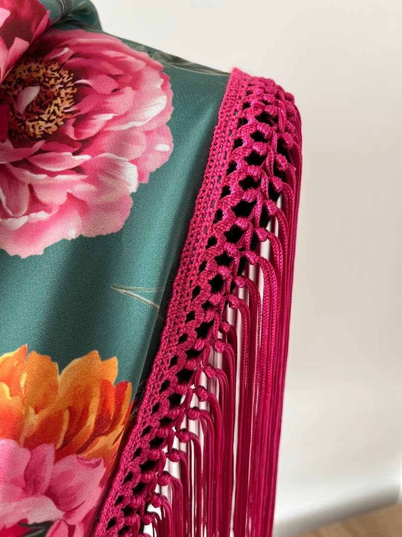 フラメンコ　マントンシージョ　グリーンxカラフル花柄　フクシアピンクフレコ