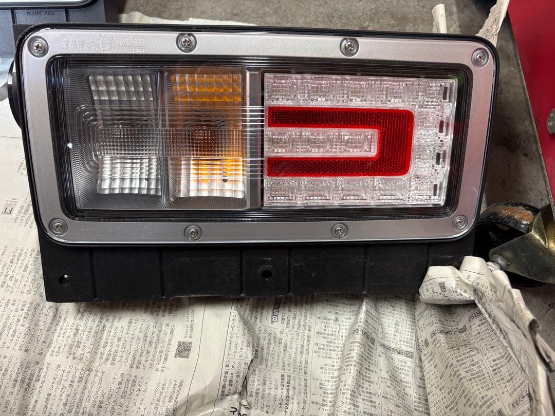 日野　プロフィア　テール　ランプ　純正　新品