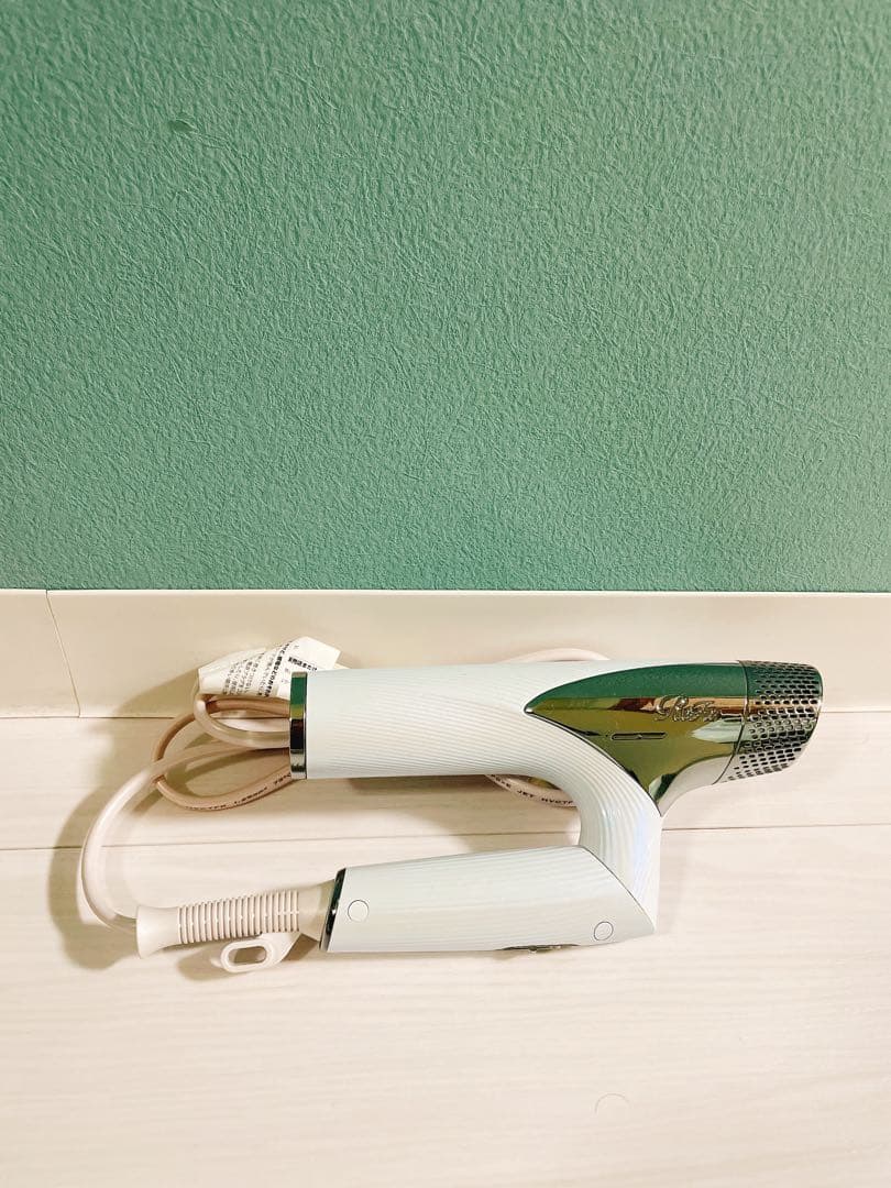 ReFa ドライヤー 光沢メタリック仕上げ