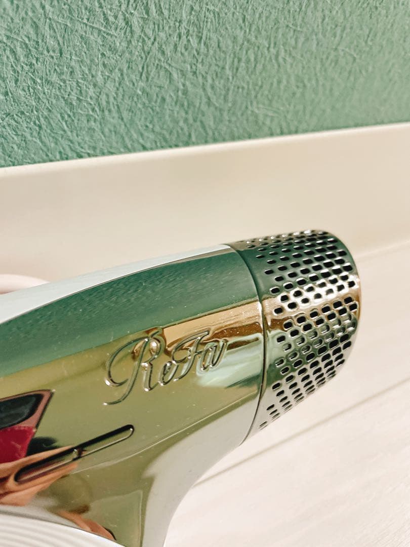 ReFa ドライヤー 光沢メタリック仕上げ