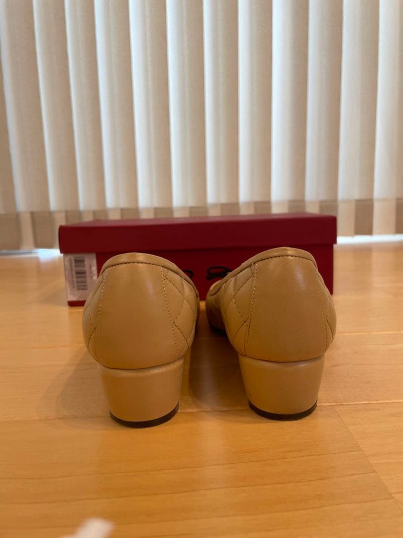 Salvatore Ferragamo サルヴァトーレ フェラガモ VARA Q