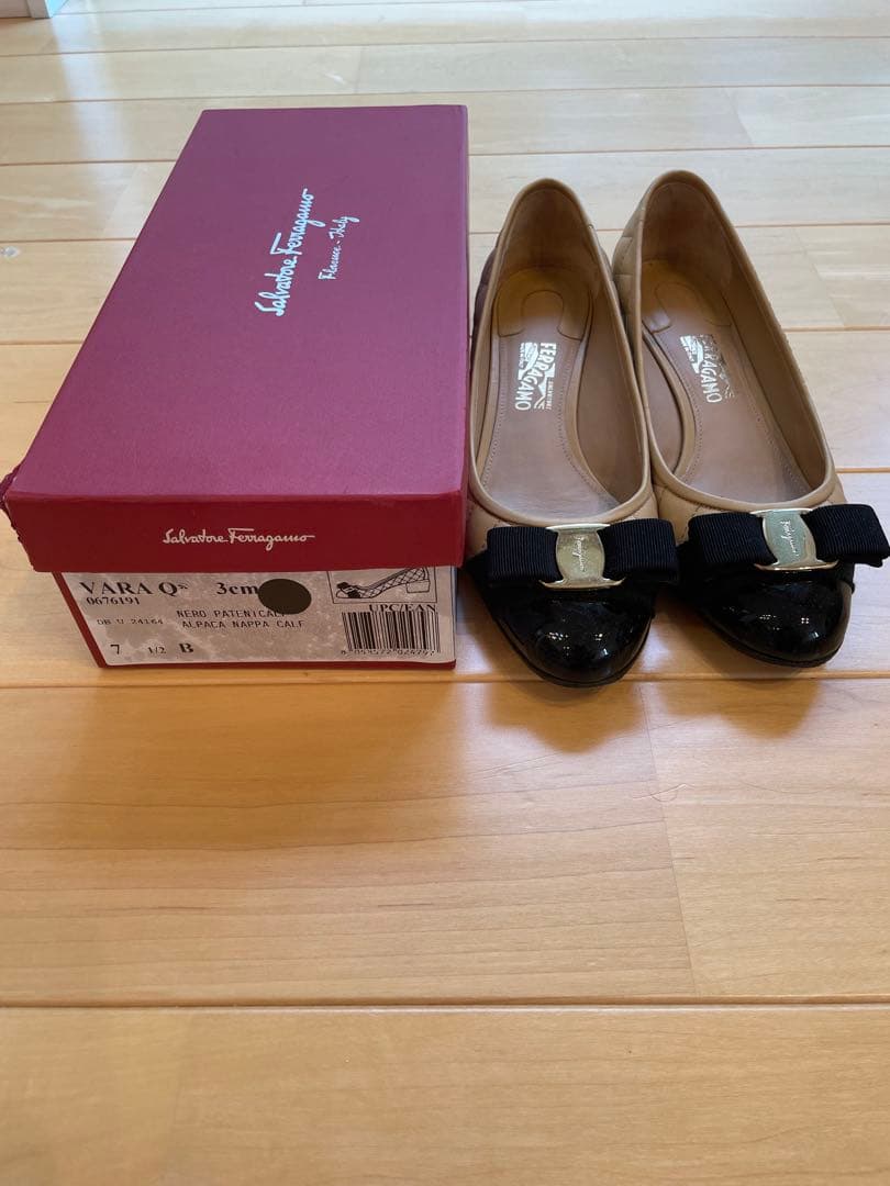 Salvatore Ferragamo サルヴァトーレ フェラガモ VARA Q