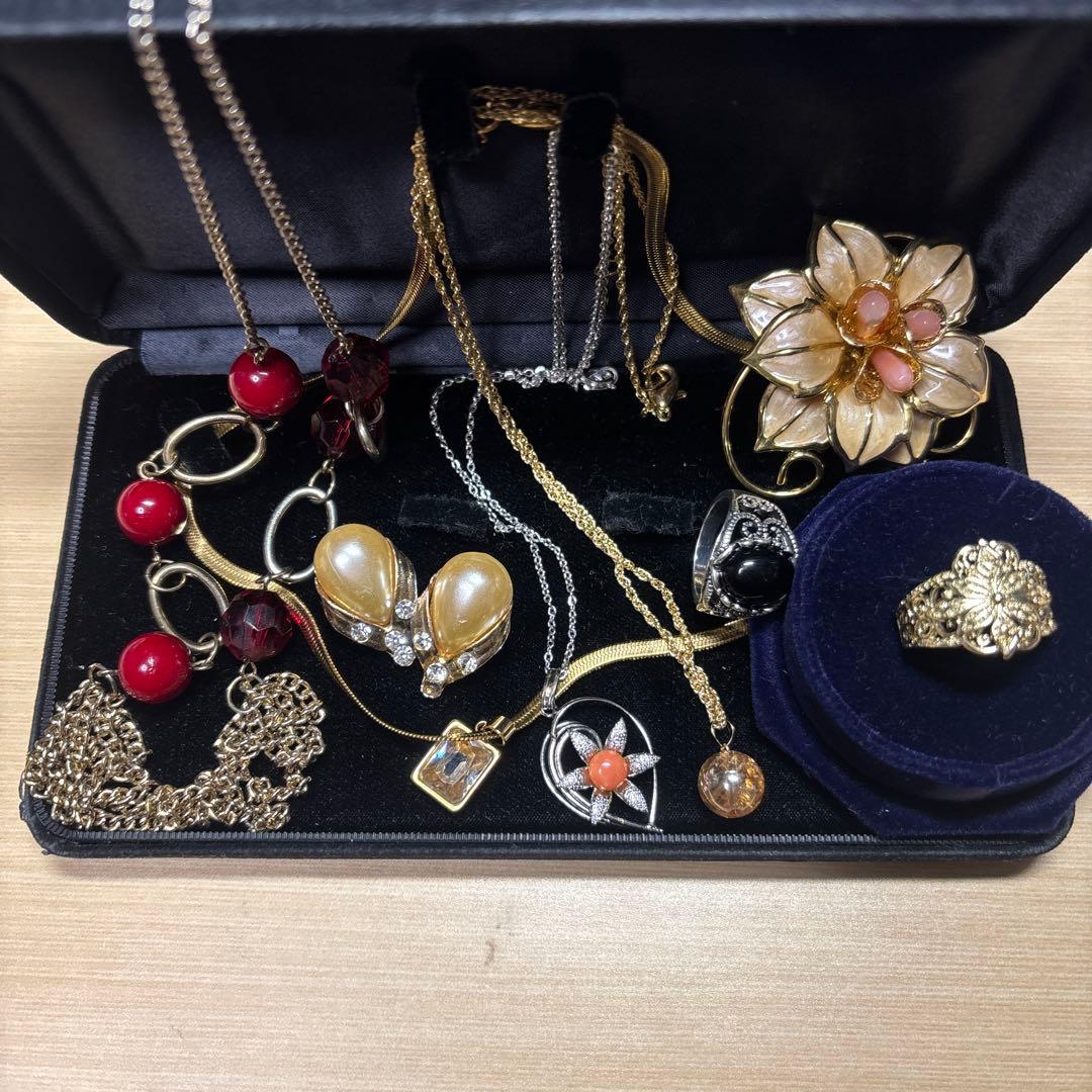 遺品家財整理　アクセサリーまとめ K18シャンパンペンダント珊瑚ネックレス指輪