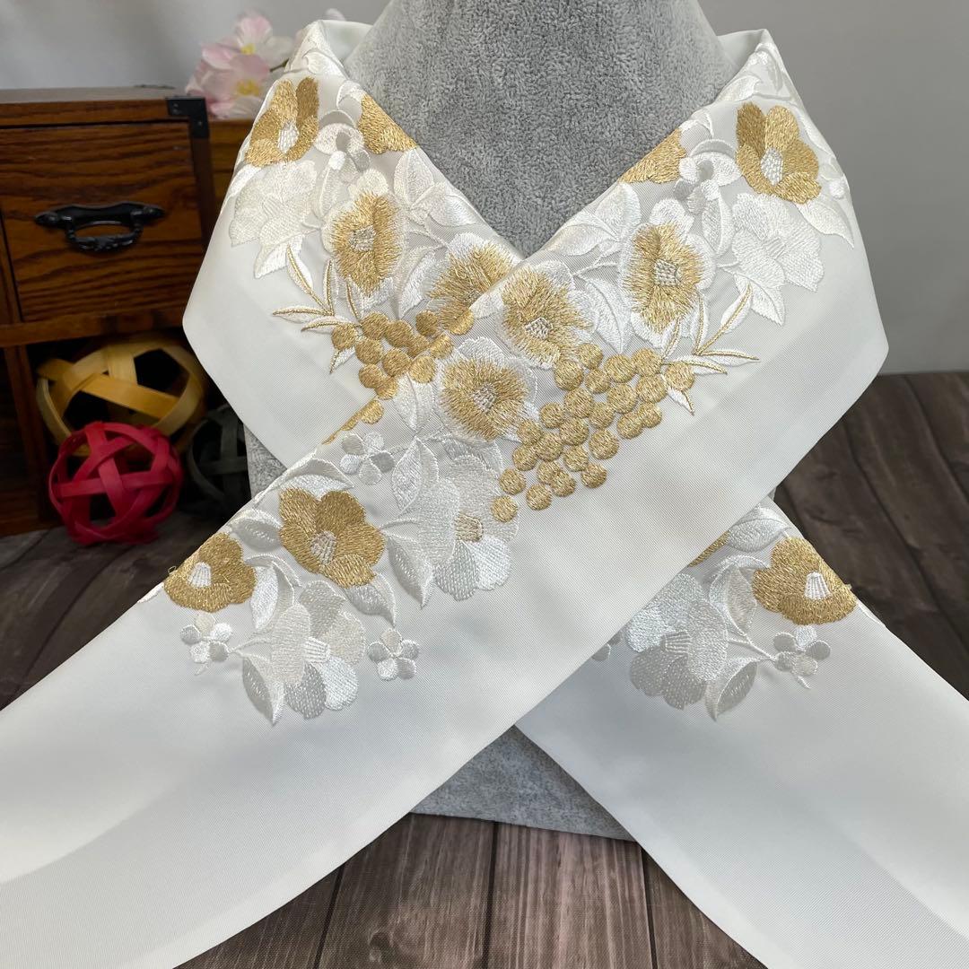 maki 様3点おまとめ✨椿がお洒落にデザインされた華やかな刺繍半襟　日本製新品