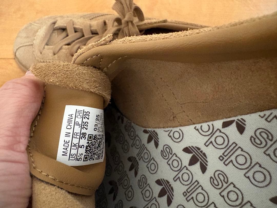 タバコ Tobacco / アディダスオリジナルス