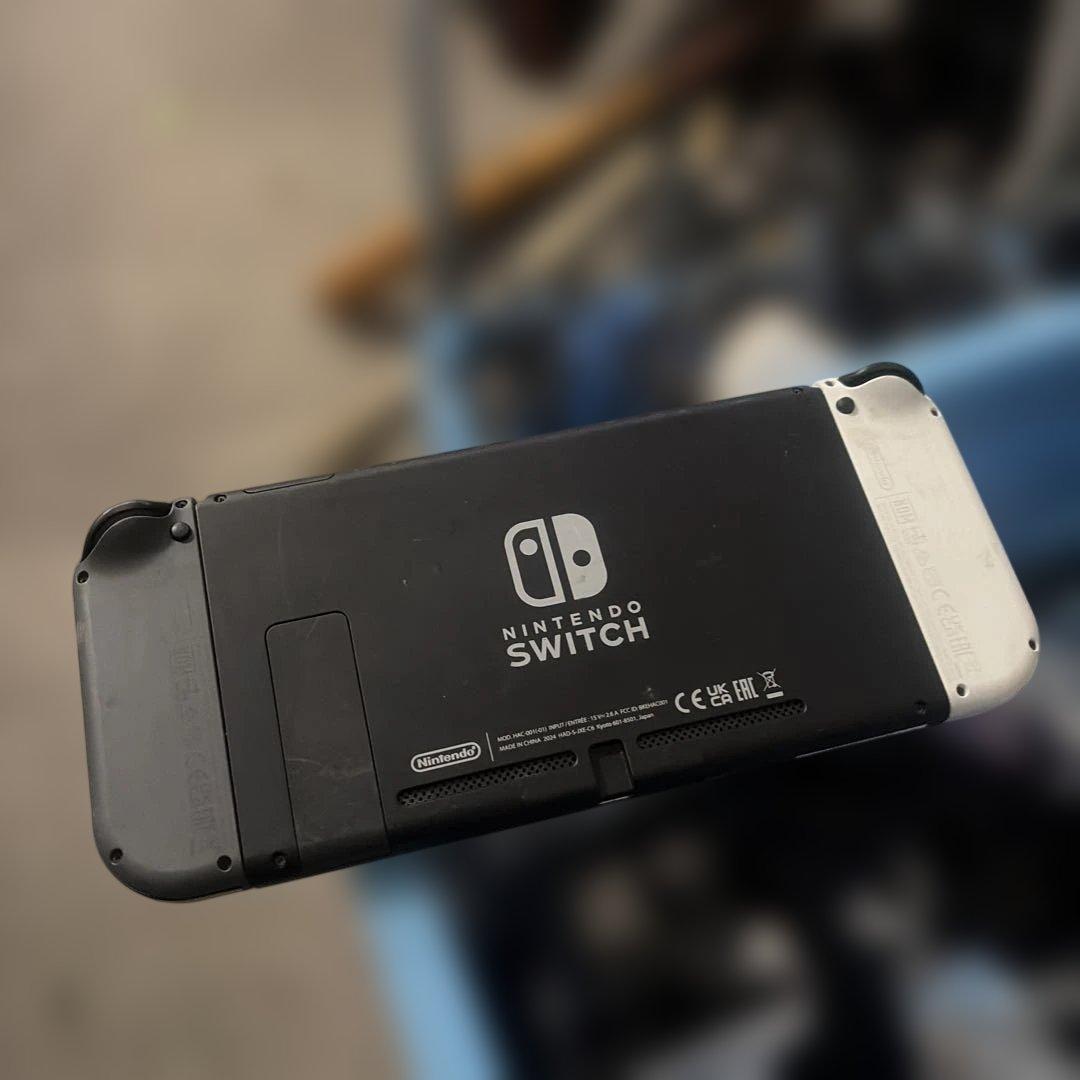 Nintendo Switch 本体 白/黒　Joy-Con