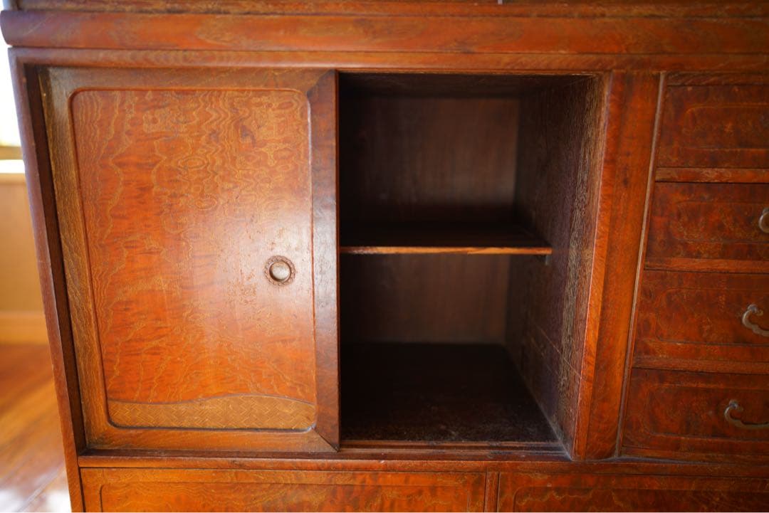 ☆101☆タモ材の玉杢目が美しい茶箪笥