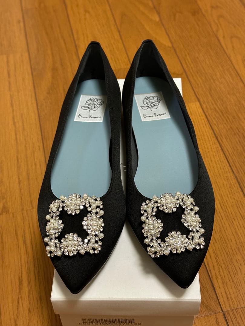 エマフランシス　フラット ビジューバックル パンプス （ブラック サテン）