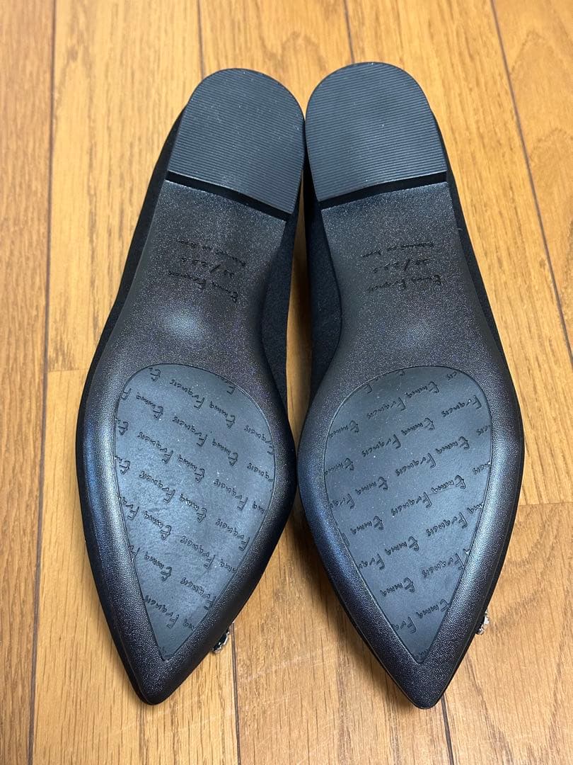 エマフランシス　フラット ビジューバックル パンプス （ブラック サテン）