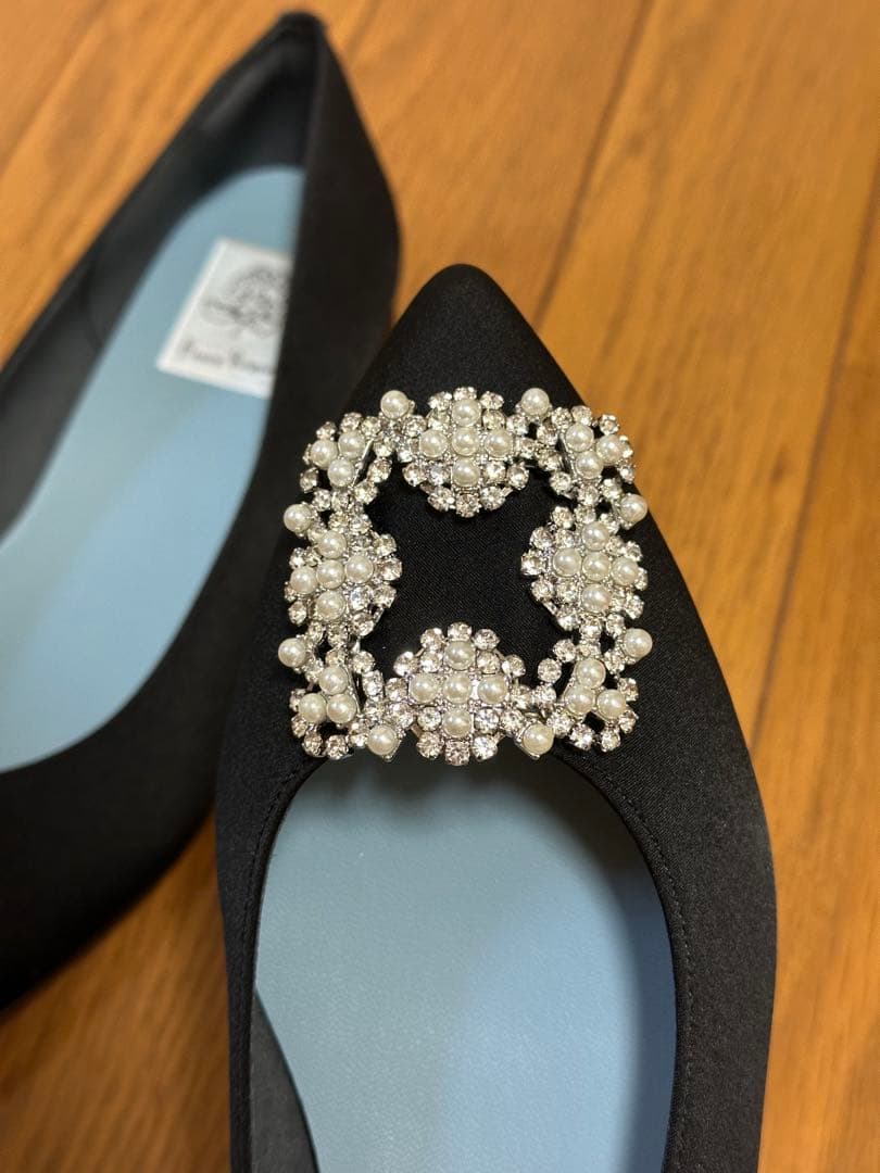 エマフランシス　フラット ビジューバックル パンプス （ブラック サテン）