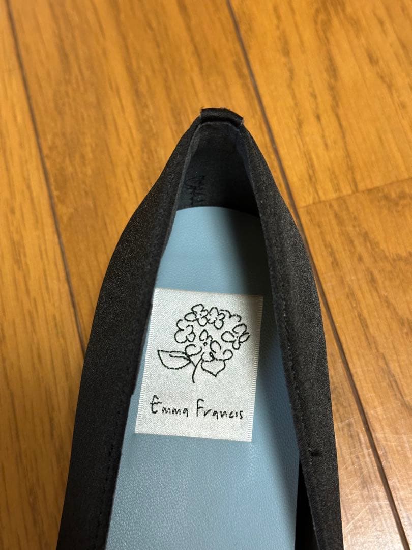 エマフランシス　フラット ビジューバックル パンプス （ブラック サテン）